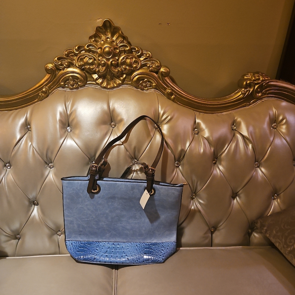 Handbags - Picture 6 of 13